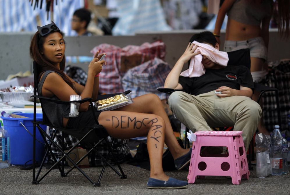 Foto de archivo de una manifestante sentada bajo una tienda de...