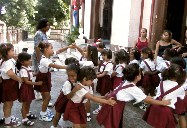 Nios jugando en un colegio de La Habana en los aos 90.