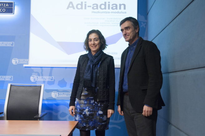 Cristina Uriarte y Jonan Fernndez en el balance de Adi-adian.