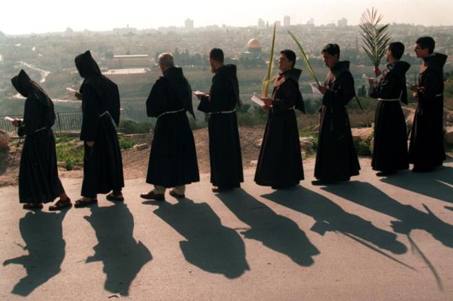 Monjes franciscanos durante una procesión el Domingo de Ramos en...