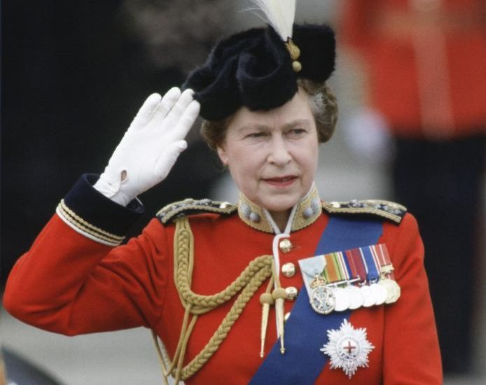 La Reina Isabel II de Inglaterra durante una desfile militar.