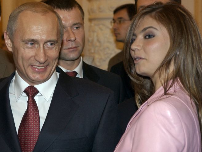 El presidente Putin junto a Alina Kabyeva, la gimnasta treintaera...