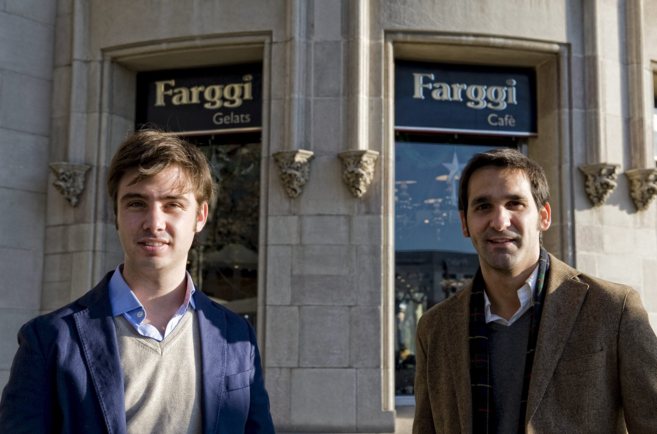 Alberto Fabregat y Manuel de Vargas posan ante una tienda de uno de...