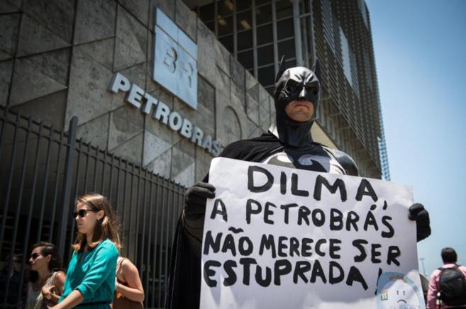 Un hombre disfrazado de Batman protesta en Ro de Janeiro contra la...