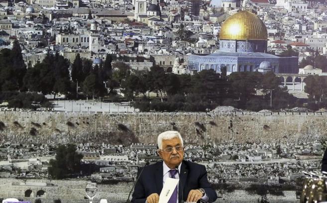 El presidente palestino, Abu Mazen, en Ramala, delante de una imagen...