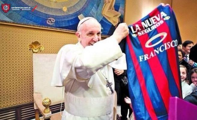 El Papa Francisco posa con una camiseta de San Lorenzo con su nombre.