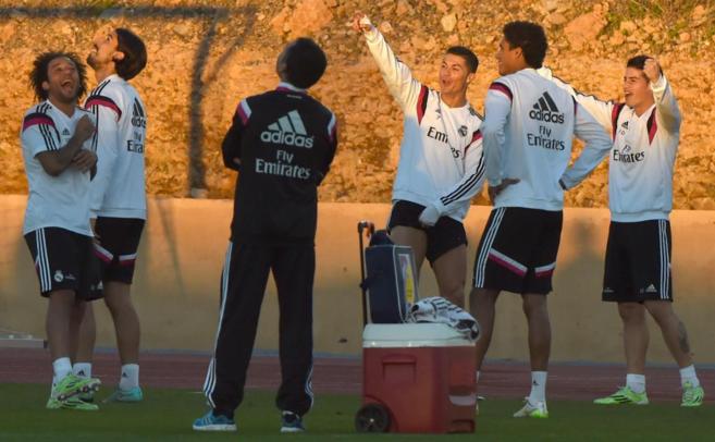 Varios jugadore del Real Madrid bromean durante el entrenamiento en...