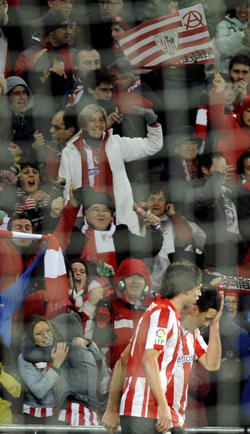 Aficionados celebran un gol del Athletic frente al Atltico en San...