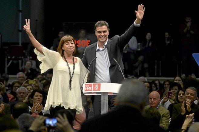 Pedro Snchez junto a Francina Armengol durante el acto del PSOE en...