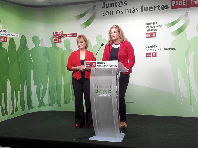 Mara Teresa Piqueras y Adela Segura, en un acto del PSOE de Adra.