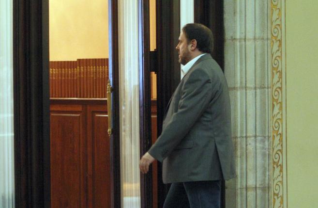 Oriol Junqueras entrando en el despacho de Artur Mas.