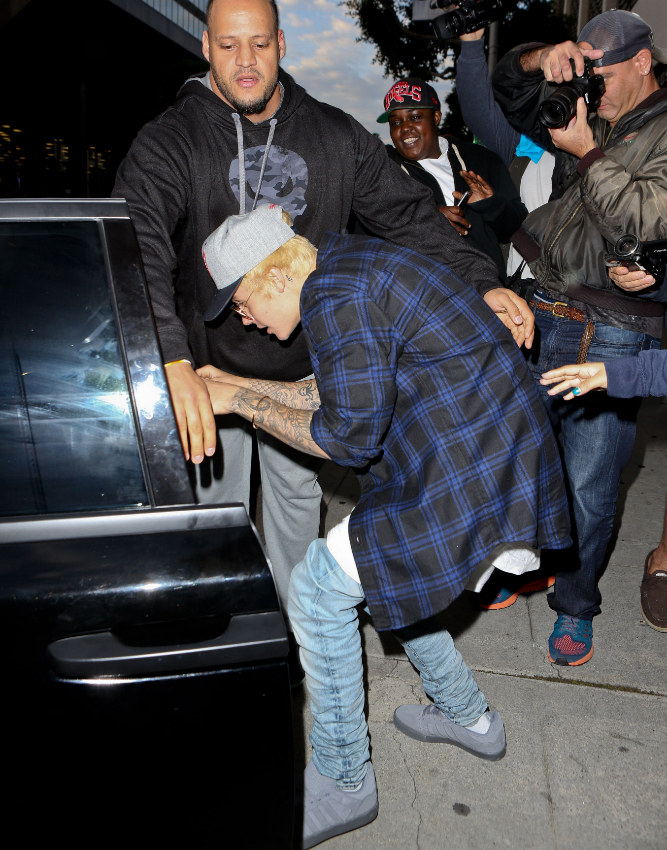 Justin Bieber intentando entrar al coche. Tras su aparicin en...