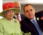 La reina Isabel II y el ex ministro principal de Escocia Alex Salmond...