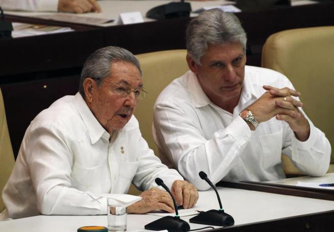 El presidente cubano, Ral Castro, (izqda.) conversa con Miguel Daz...