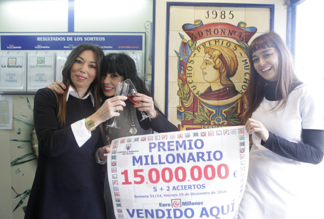 Las propietarias de la administracin de lotera de San Juan de la...