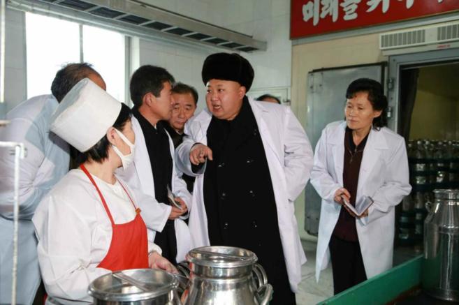 El lder norcoreano Kim Jong-un visita una fbrica de comida para...