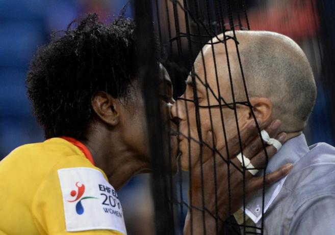 Barbosa besa a su marido tras la victoria ante Montenegro.