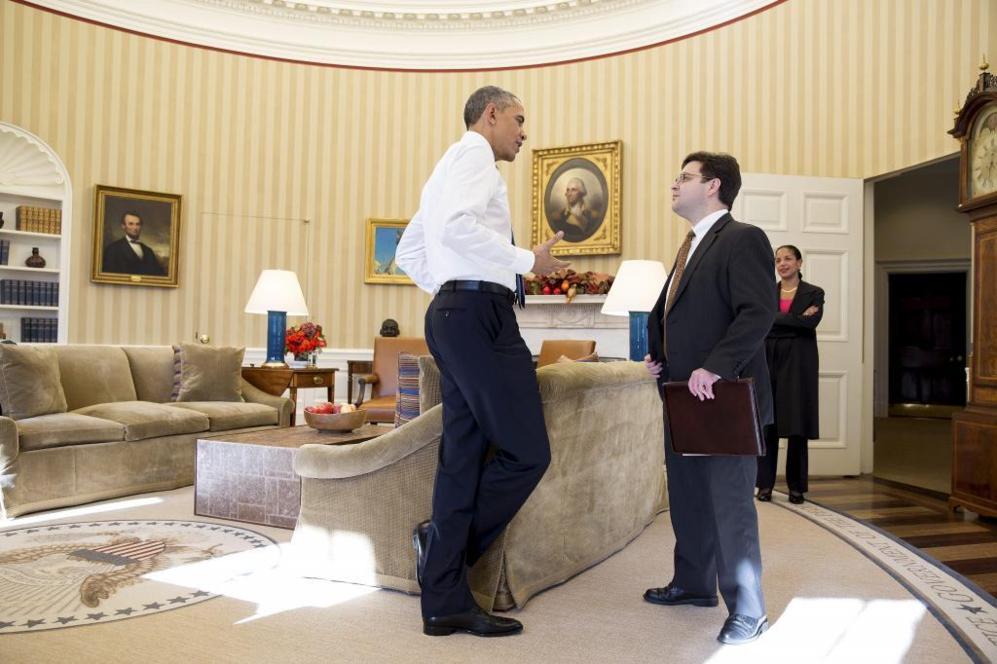 El presidente Obama habla con Ricardo Ziga, director para Asuntos...