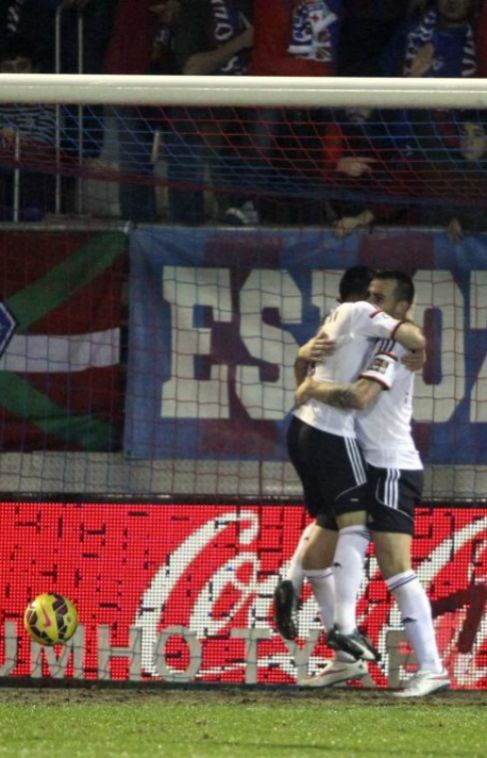 Alcacer y Negredo celebran el gol del Valencia en Ipurua.