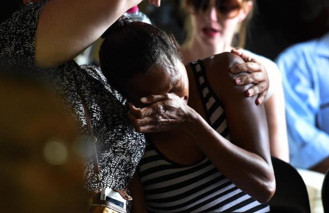 Una mujer llora durante una misa en recuerdo de los ocho nios...