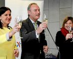 El presidente de la Generalitat junto a Maria Jose Catalá e Isabel...