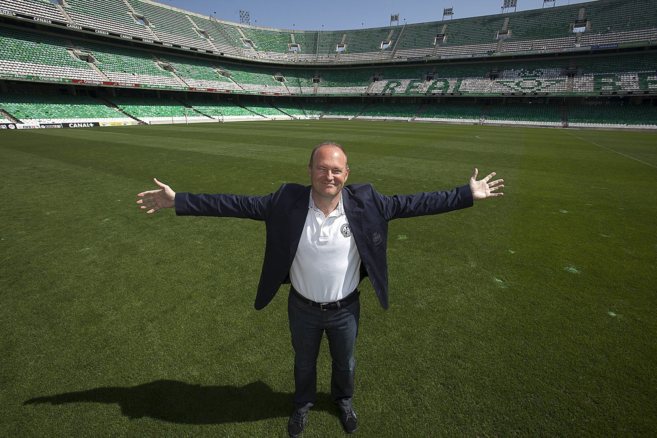 El entrenador Pepe Mel posa en el Benito Villamarn, durante su...
