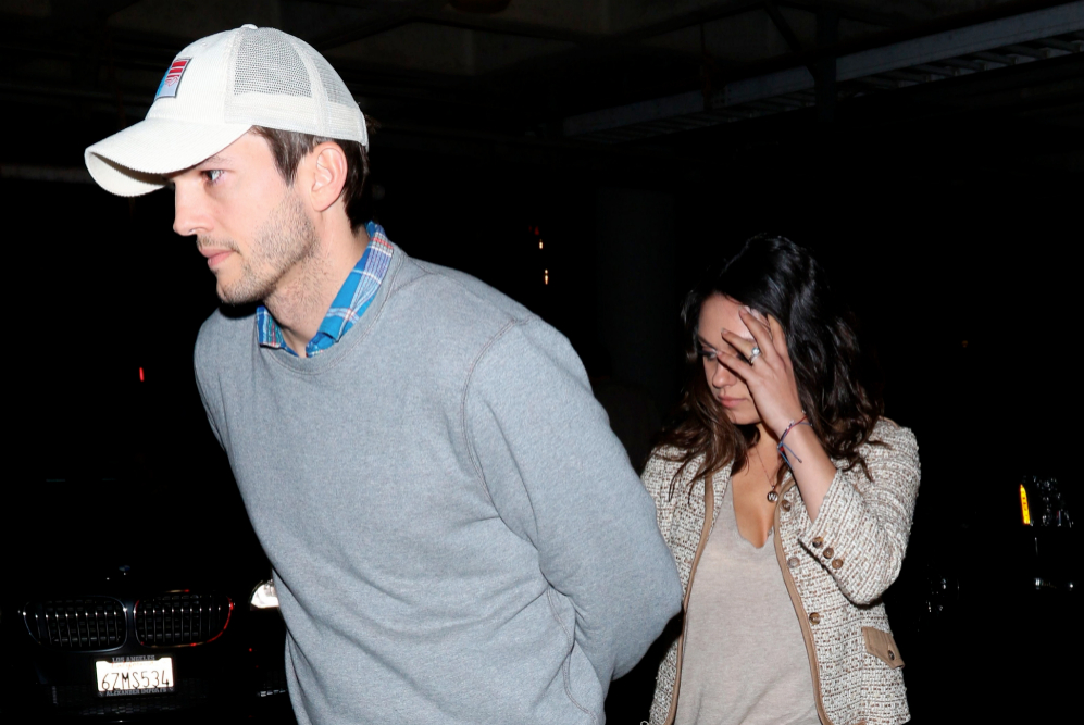 Ashton Kutcher y Mila Kunis a la salida de un partido de baloncesto....