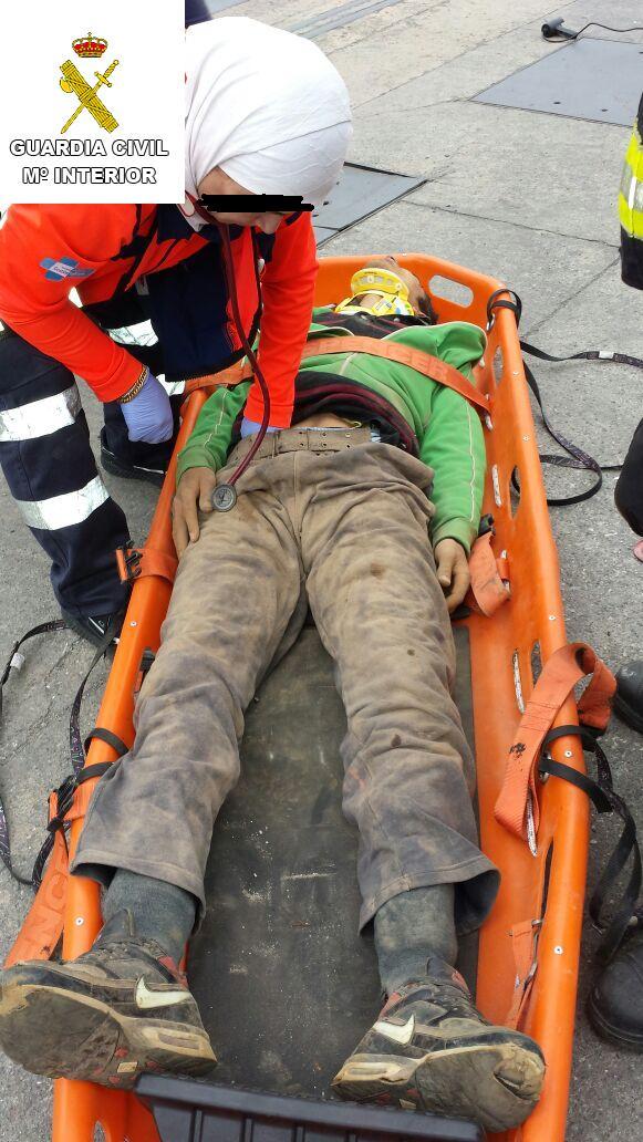 Uno de los menores rescatados es atendido en Melilla.