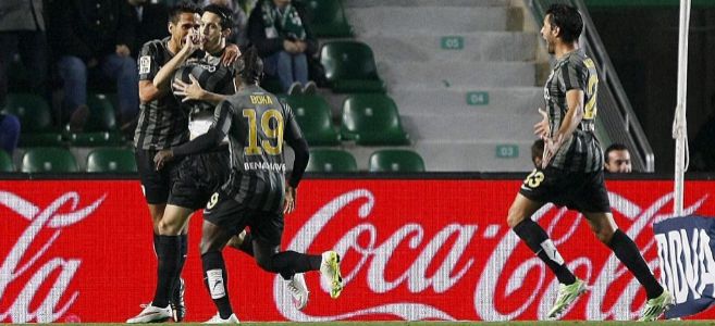 Luis Alberto festeja el gol del triunfo junto a sus compaeros.