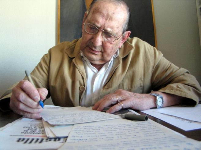 Miguel Delibes escribe a mano, en una imagen de 2004.