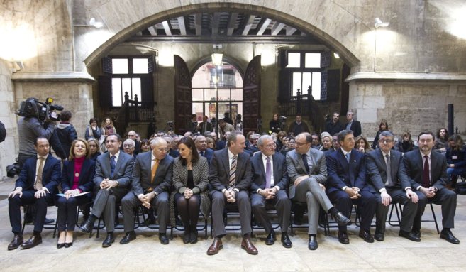 Fabra y Catal, en el centro, junto a rectores de las universidades...