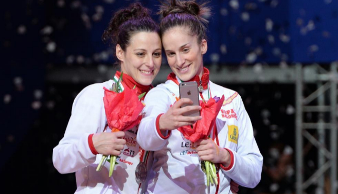 Macarena Aguilar y Nerea Pena se hacen una foto con sus medallas de...
