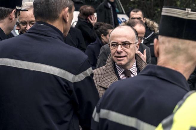 El ministro del Interior francs, Bernard Cazeneuve, llega al...