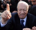 Beji Caid Essebsi, despus de emitir su voto para las elecciones...