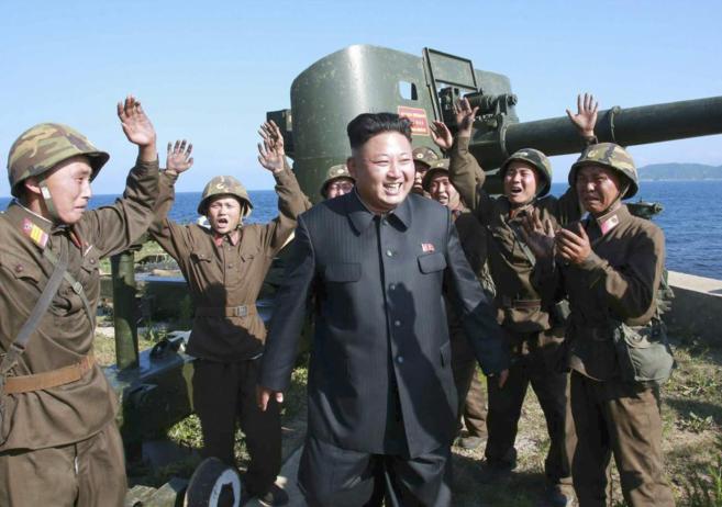 El lder norcoreano Kim Jong Un, junto a los miembros de una batera...