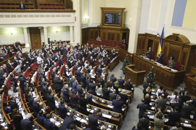 Los parlamentarios ucranianos, en la sesión de este martes en la Rada...