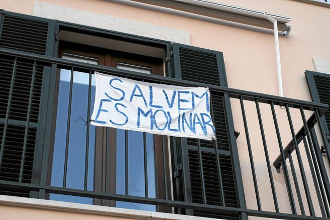 Uno de los carteles que hay colgados en varias viviendas del Molinar...