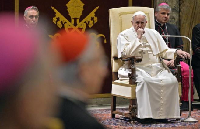 El Papa durante el encuentro en la sala Clementina para felicitar la...