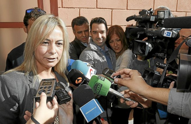 La ex alcaldesa de Alicante comparece ante los medios.