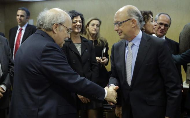 Cristbal Montoro saluda ayer al consejero de Finanzas cataln,...
