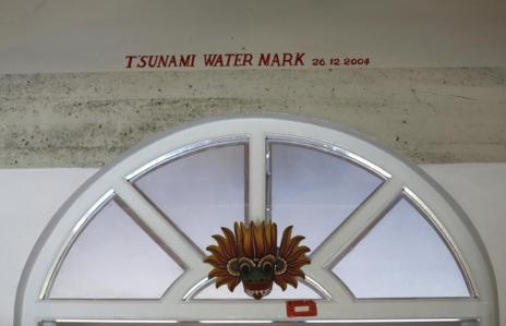 Marca de la elevación del nivel del mar durante el tsunami de 2004 en Seenigama