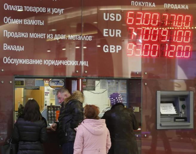 Cotizacin del rublo y otras monedas en una oficina de cambio en...