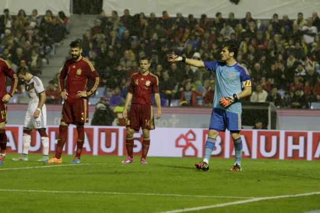 Piqu, Azpilicueta y Casillas, durante un partido amistoso de Espaa...