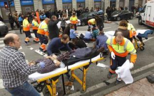 Los servicios de emergencias atienden a los heridos en el lugar del...