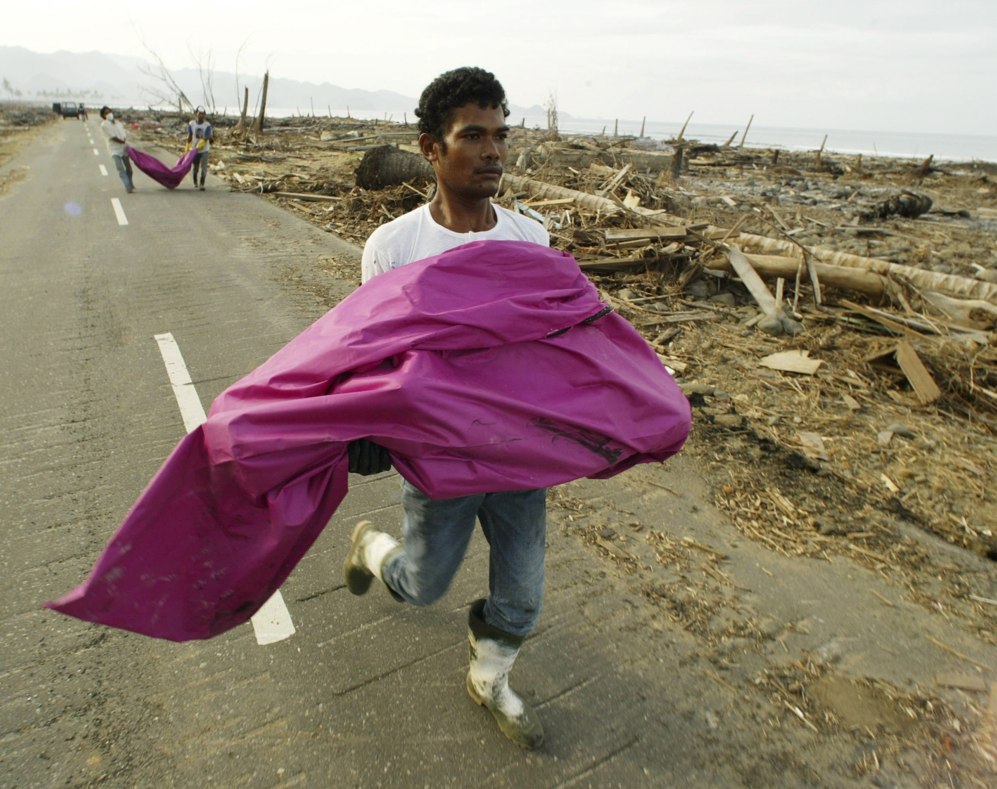 Los residentes en la ciudad de Indonesia devastada por el tsunami de...