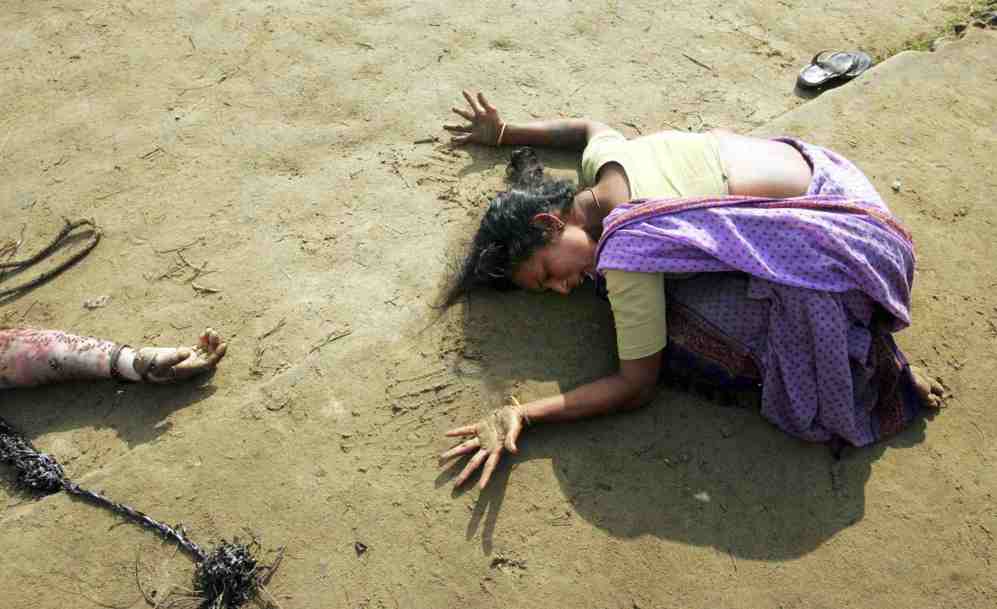Una mujer india llora por la muerte de su familiar, que falleci por...