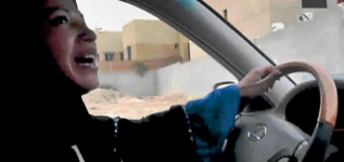 Una mujer conduciendo un coche en Riyadh