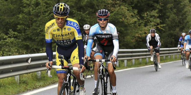 Alberto Contador y Enric Mas, durante una sesin en carretera.