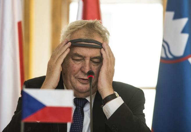 El presidente checo, Milos Zeman, ofrece una rueda de prensa, el...