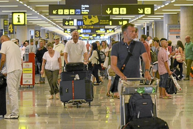 Llegada de turistas al aeropuerto de Son Sant Joan este verano.